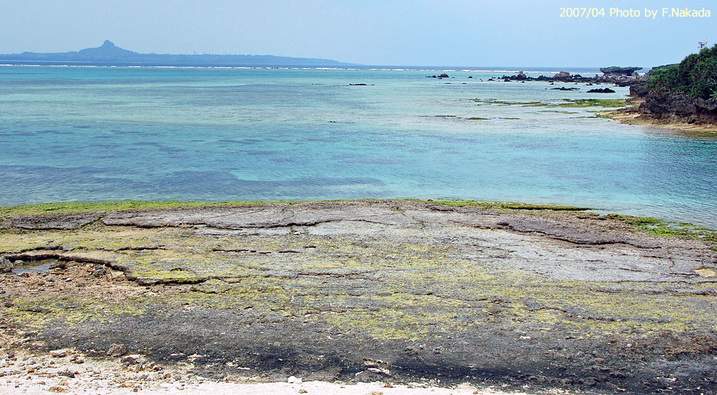 日本の地形千景 沖縄県：喜如嘉海岸と津波海岸のビーチロック（板干瀬）