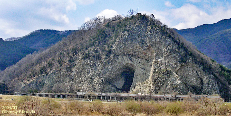 日本の地質案内 長野県：千曲川の断崖岩壁（攻撃斜面），岩鼻の岩壁と