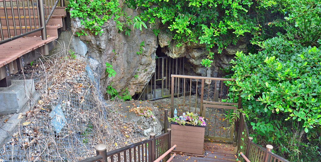 沖縄戦の記憶（地下壕）：第三十二軍司令部 摩文仁壕 概略住所：沖縄県